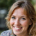 Porträt von Sophie L., lächelnd und voller Lebensfreude